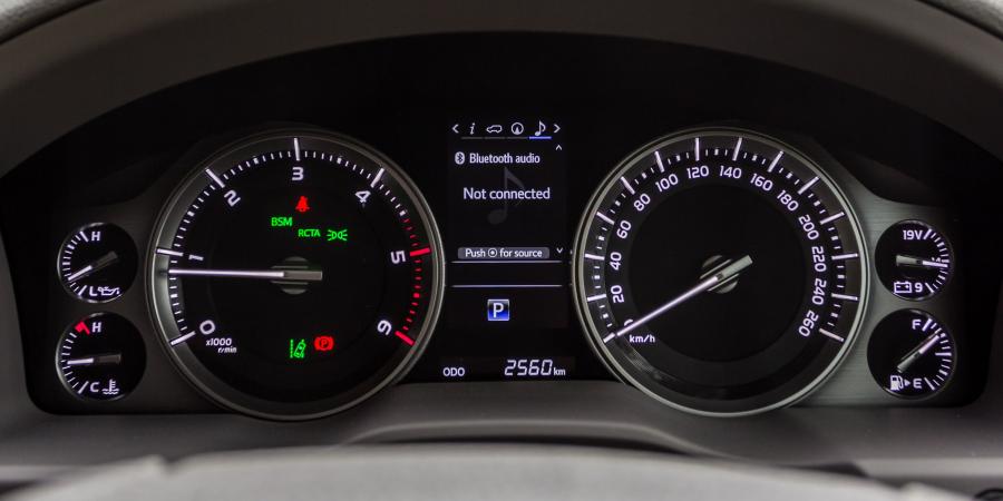 Панель приборов Toyota Land Cruiser 200 Sahara (UZJ200) 2015 года  (AU) (фото 18 из 23)